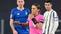 Wasit Prancis, Stephanie Frappart meniup peluit selama pertandingan Grup G Liga Champions antara Juventus vs Dynamo Kiev di Allianz Stadium, Kamis (3/12/2020) dinihari WIB. Frappart menjadi wasit perempuan pertama yang memimpin pertandingan Liga Champions men’s team. (Vincenzo PINTO/AFP)