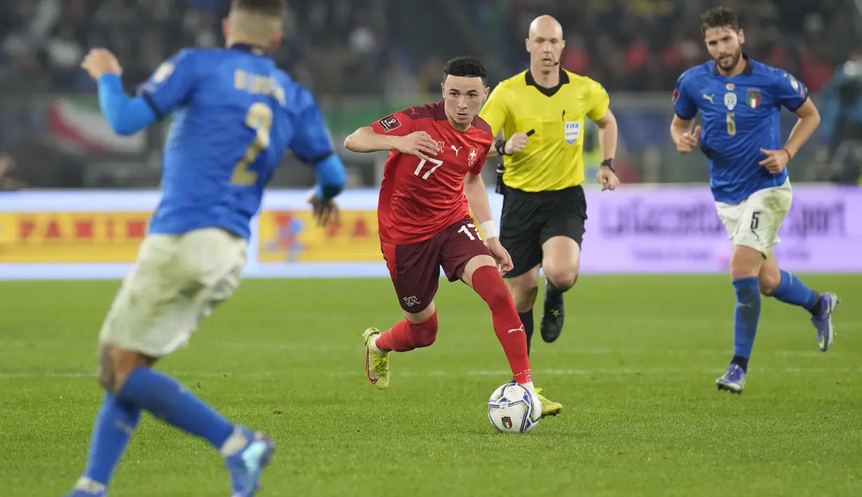 Pemain Swiss, Loris Benito menggiring bola saat bertanding melawan Italia pada pertandingan Grup C kualifikasi Piala Dunia 2022 di stadion Olimpiade Roma, Sabtu (13/11/2021). Italia bermain imbang atas Swiss 1-1.  (AP Photo/Gregorio Borgia)