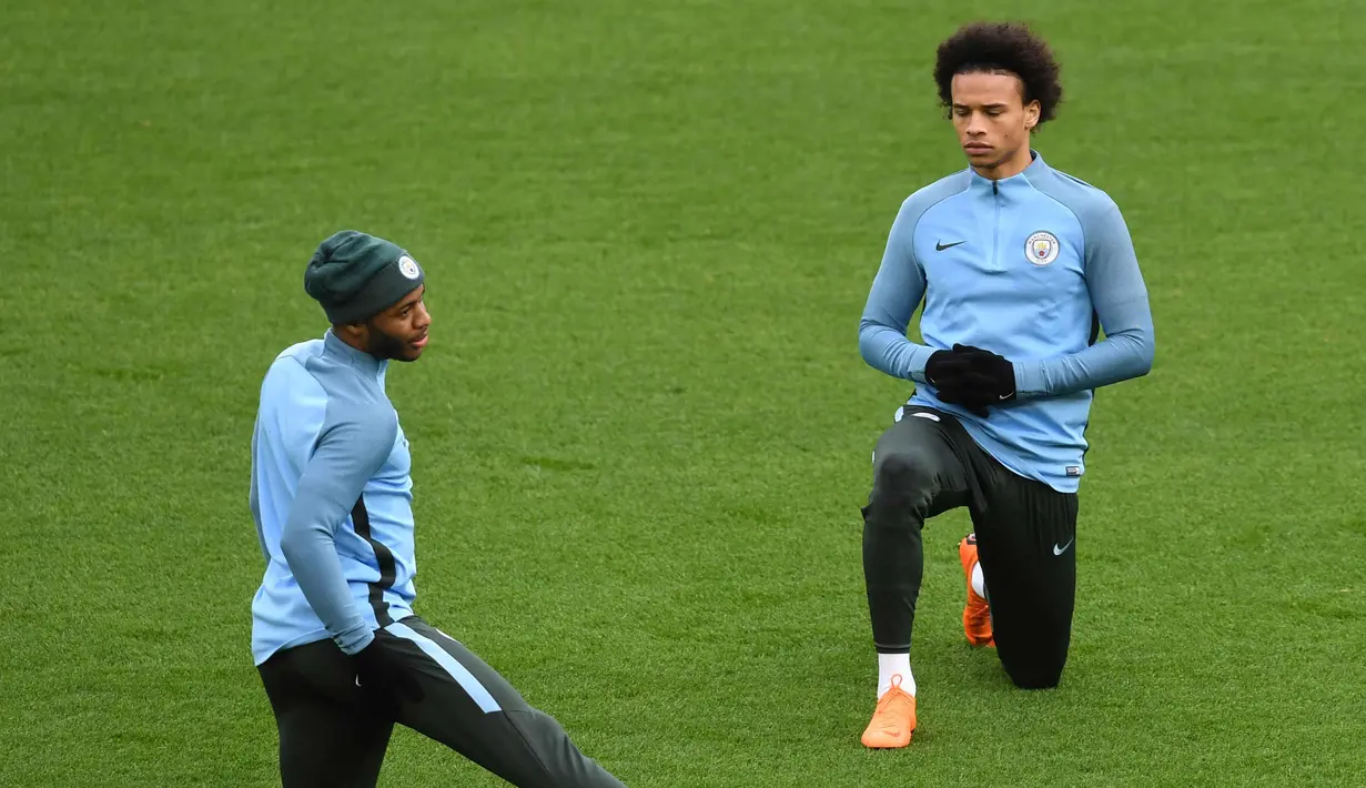 Gelandang Manchester City, Raheem Sterling (kiri) dan Leroy Sane melakukan pemanasan selama latihan jelang menghadapi Liverpool pada leg pertama perempatfinal Liga Champions di stadion Anfield di Liverpool, Inggris (3/4). (AFP Photo/Paul Ellis)