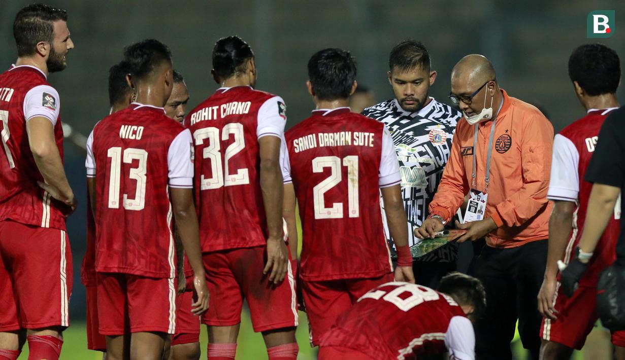 Untuk mengisi pos pelatih, Bola.com memilih pelatih Persija Jakarta, Sudirman. Meski mengawali Piala Menpora 2021 dengan kurang memuaskan, Sudirman mampu menyatukan para pemainnya, dan berkembang signifikan dalam setiap pertandingan hingga laga final dan menjadi juara. (Foto: Bola.com/Arief Bagus)