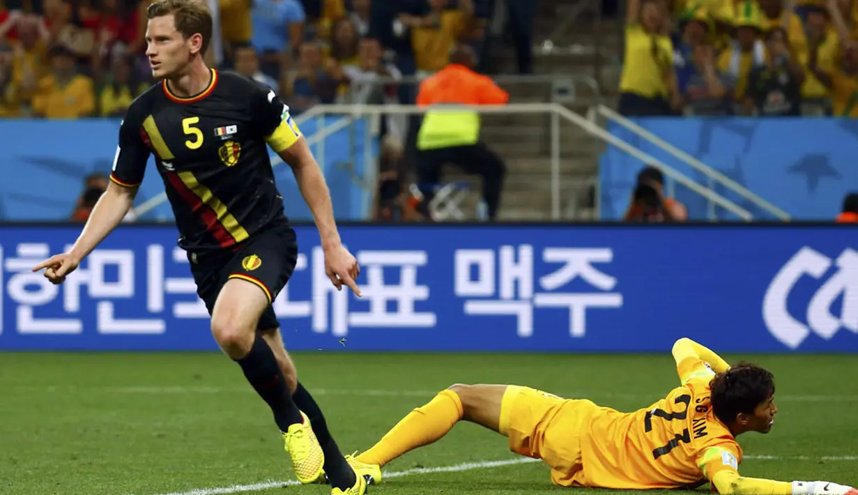 Selebrasi pemain belakang Belgia, Jan Vertonghen (kiri), usai menundukkan penjaga gawang Korea Selatan, Kim Seung-gyu, di laga penutup penyisihan Piala Dunia Grup H di Stadion Corinthians, Sao Paulo, (27/6/2014). (REUTERS/Paul Hanna)