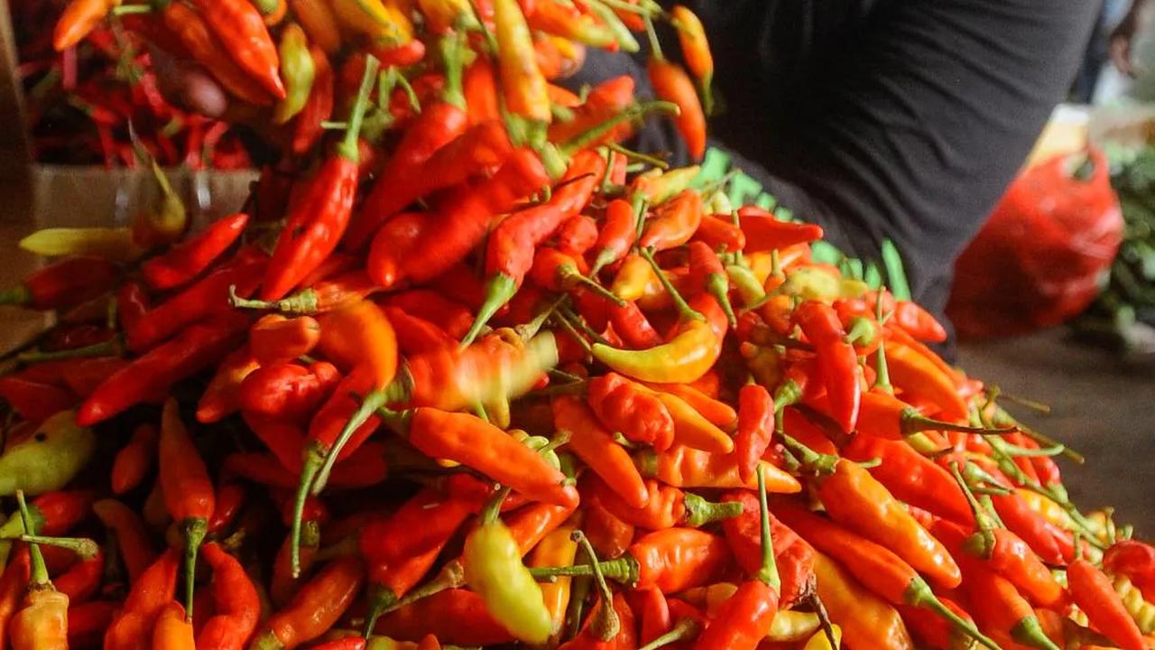 Namun di tengah ketidakpastian pasar, harga cabai rawit merah di pasar tersebut melonjak dari Rp.65.000 per kilogram menjadi  Rp.85.000 per kilogram.
