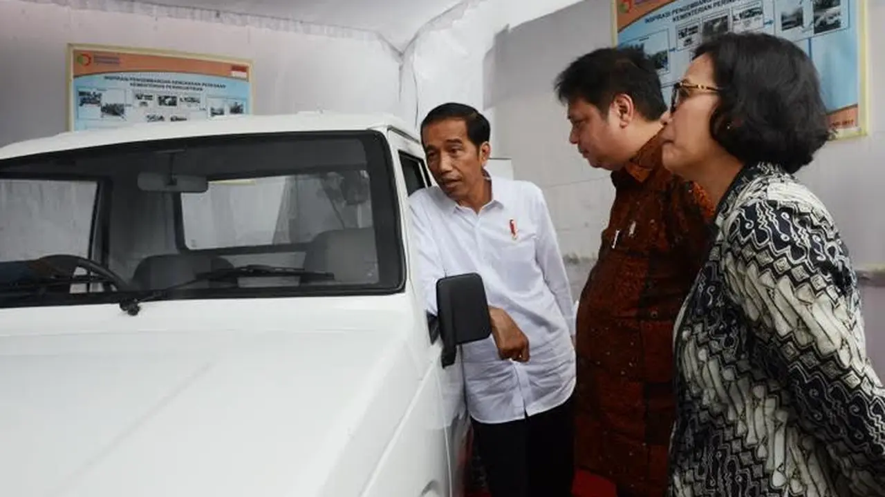 Menteri Perindustrian Airlangga Hartarto memamerkan prototipe mobil pedesaan kepada Presiden Joko Widodo, Senin (30/1/2017) di Jawa Tengah. (Dok Kemenperin)