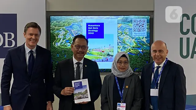 Kepala Otorita Ibu Kota Nusantara (OIKN) Bambang Susantono secara resmi meluncurkan dokumen Nusantara's Net Zero Emission Strategy di COP28 Dubai, UEA, Minggu (3/12/2023) (Liputan6.com/Teddy Tri Setio Berty).