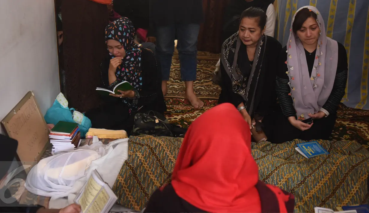 Aktris senior Cut Keke (kanan) melayat ke kediaman almarhumah Renita Sukardi kawasan Pondok Kelapa, Jakarta, Senin (10/4). Pesinetron bernama asli Renita Anggraeni ini rencananya akan di makamkan di TPU Menteng Pulo. (Liputan6.com/Herman Zakharia)