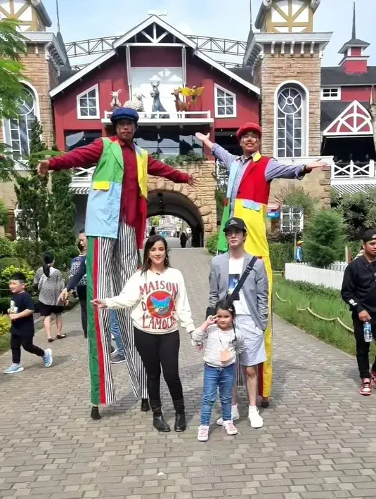 <p>Sama seperti orangtuanya, Darren mempunyai wajah yang tampan menawan. Tidak hanya itu, ia juga punya postur badan yang tinggi. [Foto: Instagram/andisorayabeatrix]</p>