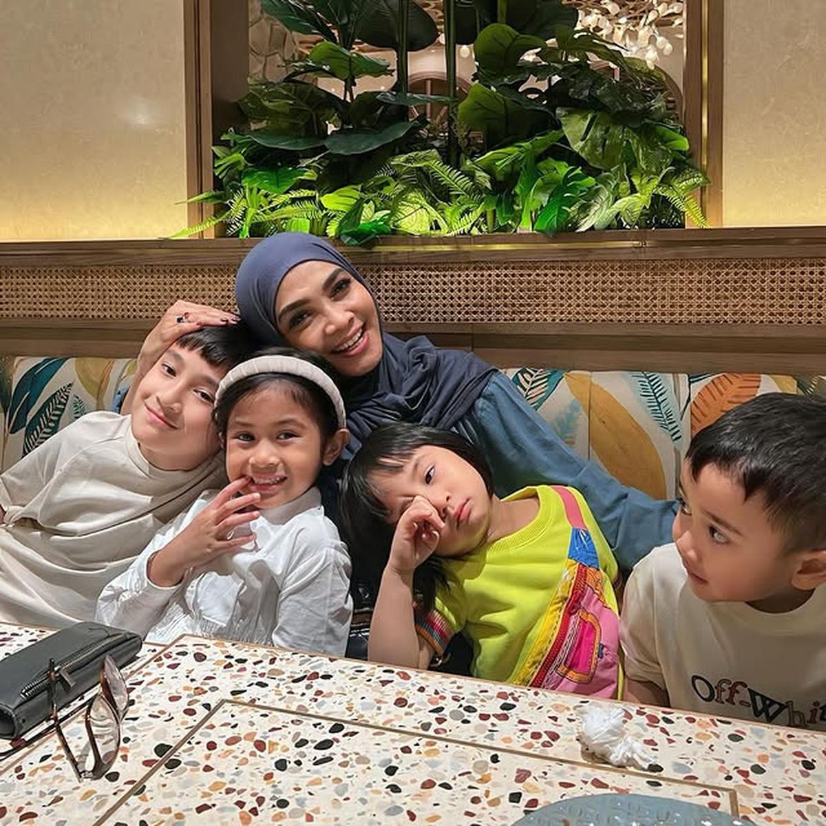 7 Potret Rieta Amilia Bersama Cucu-Cucu Kesayangan, Ajak Jalan-Jalan ke Mall