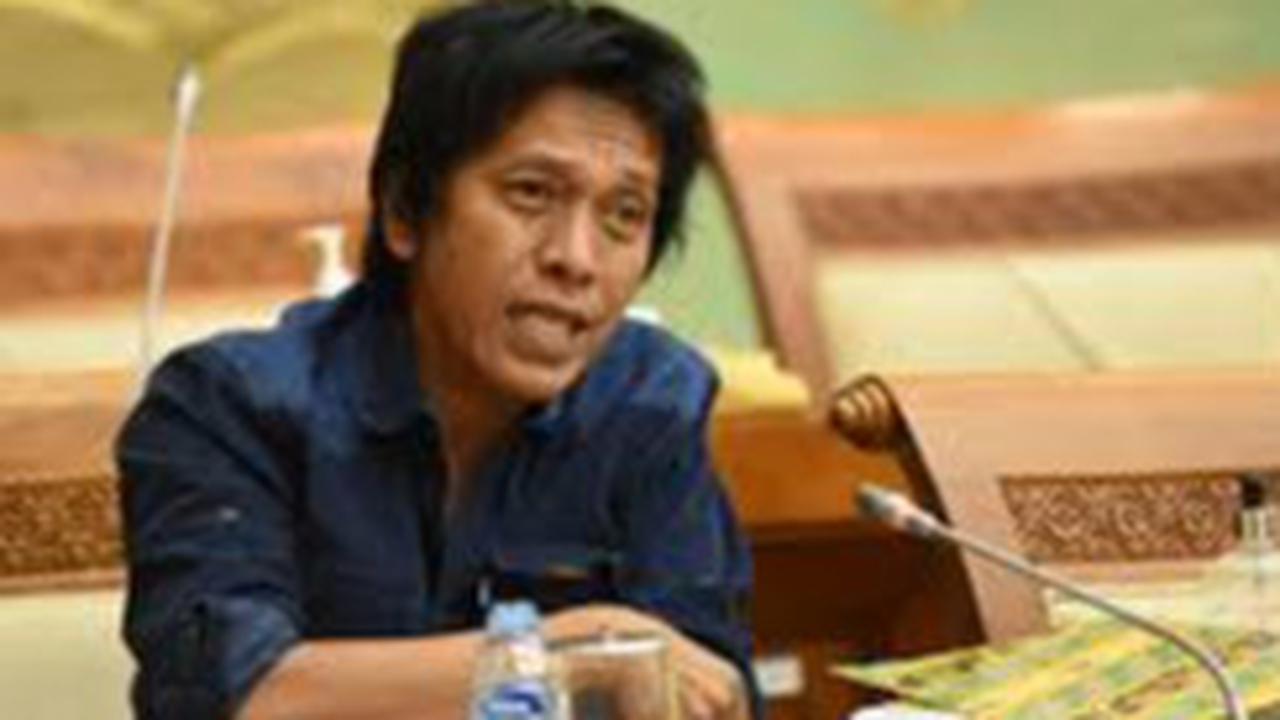 Merinding Puisi Adian Napitupulu Dibaca Depan Gedung KPK saat Hasto PDIP Ditahan Akibat Kasus Suap Harun Masiku