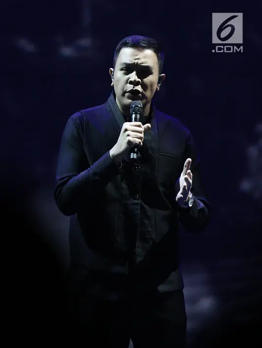 Penyanyi Tulus menyanyikan lagu Damai Bersamamu yang mengambarkan Sila Pertama, Ketuhanan Yang Maha Esa saat Konser Pancasila Gemilang pada penutupan Festival Prestasi Indonesia di JCC, Jakarta, Selasa (22/8). (Liputan6.com/Herman Zakharia)