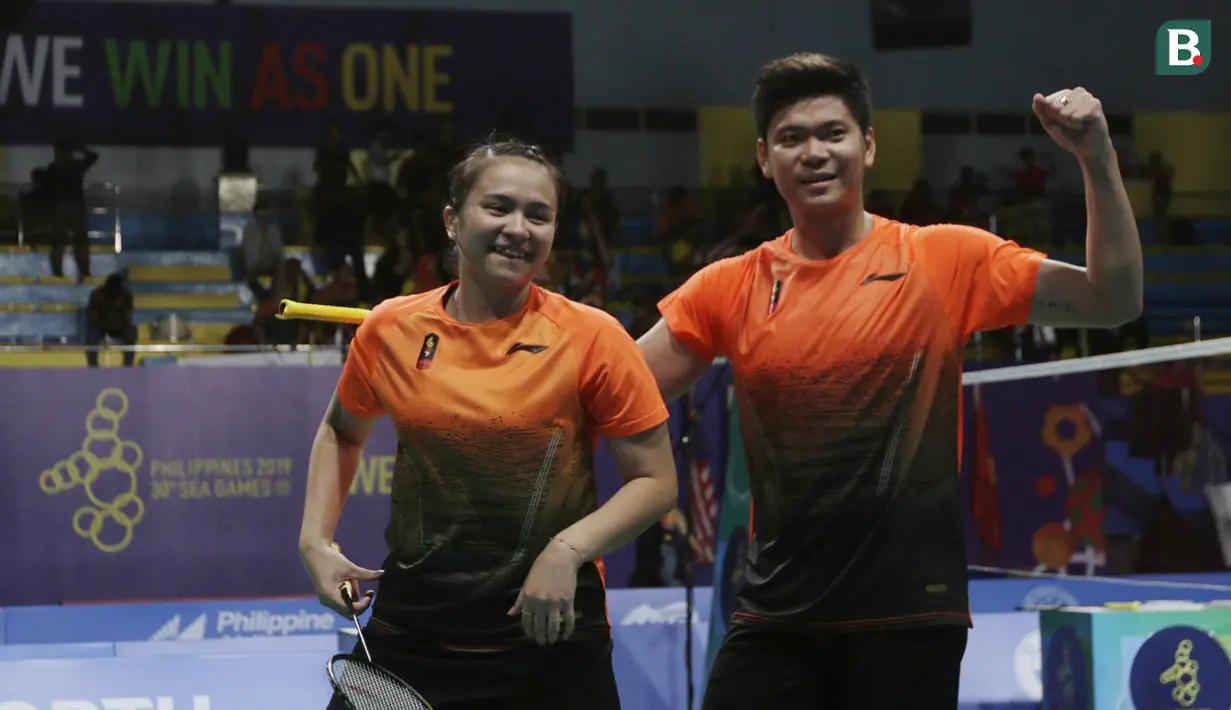 Ganda campuran, Praveen Jordan / Melati Daeva, merayakan kemenangan atas ganda Malaysia, Goh Soon Huat / Lai Shevon pada laga final SEA Games 2019 di Multinlupa Sports Complex, Senin (9/12). Praveen / Melati menang 21-19, 12-21 dan 23-21. (Bola.com/M Iqbal Ichsan)