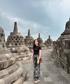 Gayanya terlihat sederhana, tetapi tetap memberikan kesan anggun dan modern. Padu padan outfit yang ia kenakan juga terasa pas untuk suasana wisata outdoor karena nyaman dipakai berjalan seharian. [@bebytsabina].