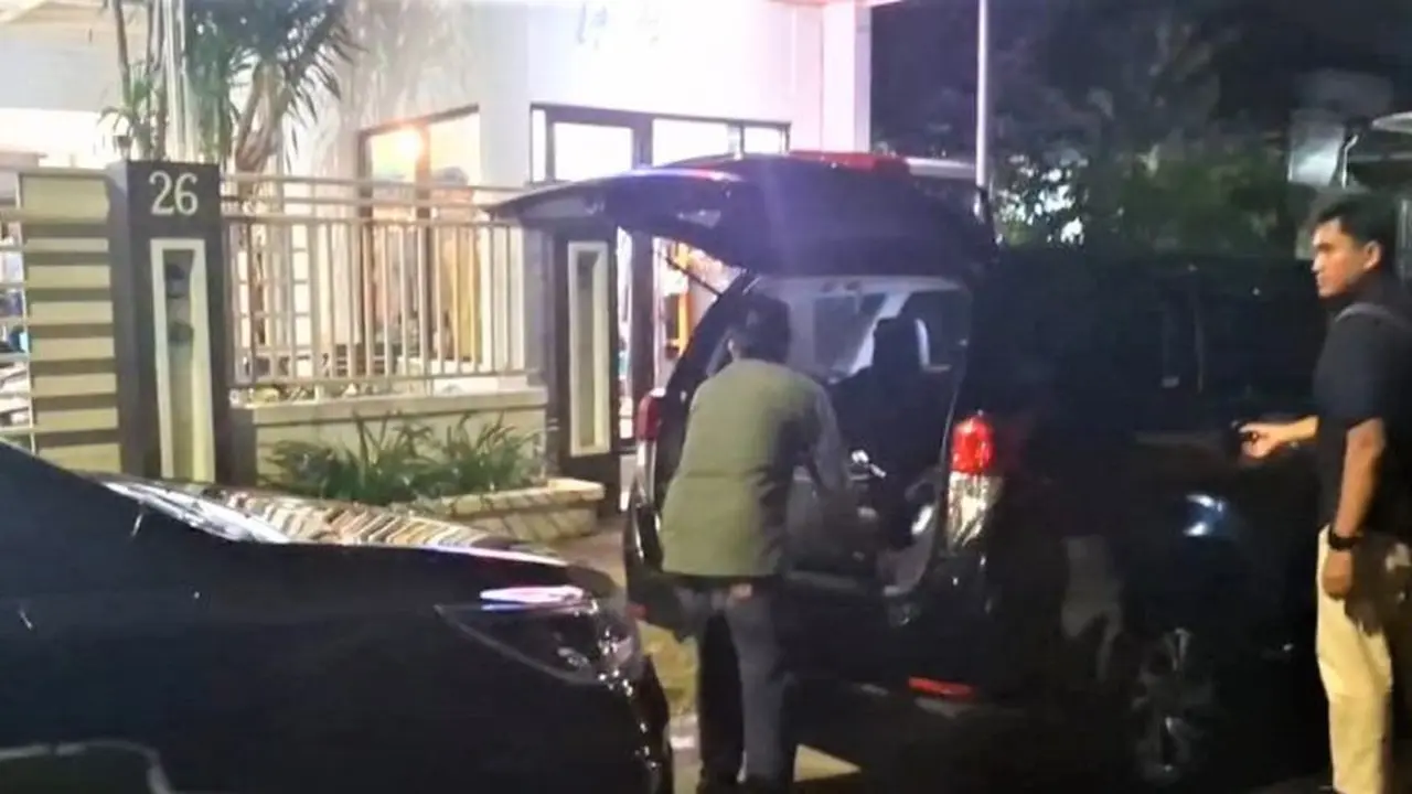 KPK geledah rumah Ketua PBSI Madiun. (Antara)