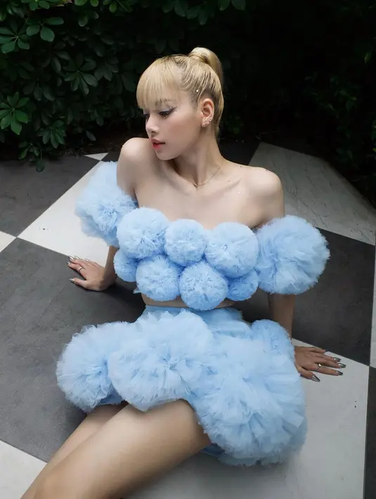 Outfit mengggemaskan ini dipadukan dengan Cleo Crystal Black Pump 75 dari Rene Caovilla. Heels bertahtakan berlian itu diperkirakan seharga Rp20jutaan. Sepatu yang dikenakan Lisa BLACKPINK pun selaras dengan pilihan eye makeup-nya. Di mana ia mengaplikasikan makeup tipis dengan detail icy blue eyes