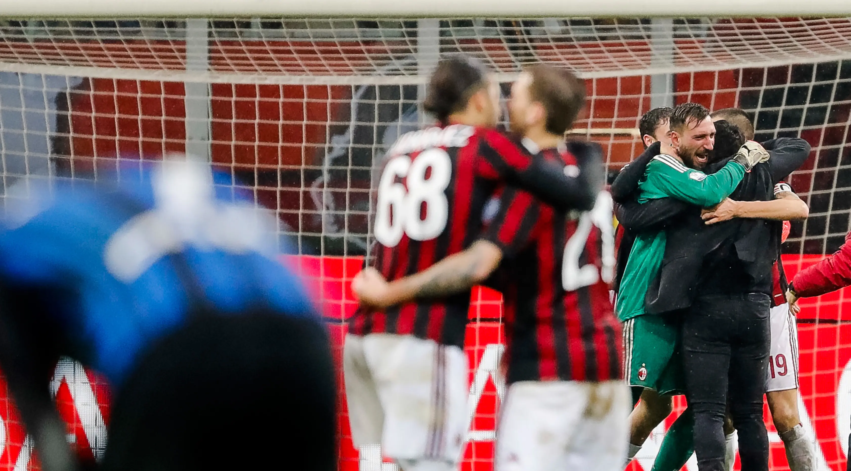 Kiper AC Milan Antonio Donnarumma menerima ucapan selamat dari pelatih Gennaro Gattuso pada akhir laga perempat final Coppa Italia di San Siro, Kamis (28/12). AC Milan sukses melaju ke semifinal usai menundukan Inter Milan 1-0. (AP/Antonio Calanni)