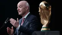 Berdiri di samping Trofi Piala Dunia, Presiden FIFA, Gianni Infantino, menyampaikan pidato pada pertemuan musim dingin Konferensi Walikota AS pada 29 Januari 2026 di Washington, DC. Infantino mempromosikan Piala Dunia 2026, yang akan diselenggarakan bersama oleh Amerika Serikat, Kanada, dan Meksiko, menyoroti potensi manfaatnya bagi kota dan komunitas tuan rumah. (Alex Wong/Getty Images via AFP)