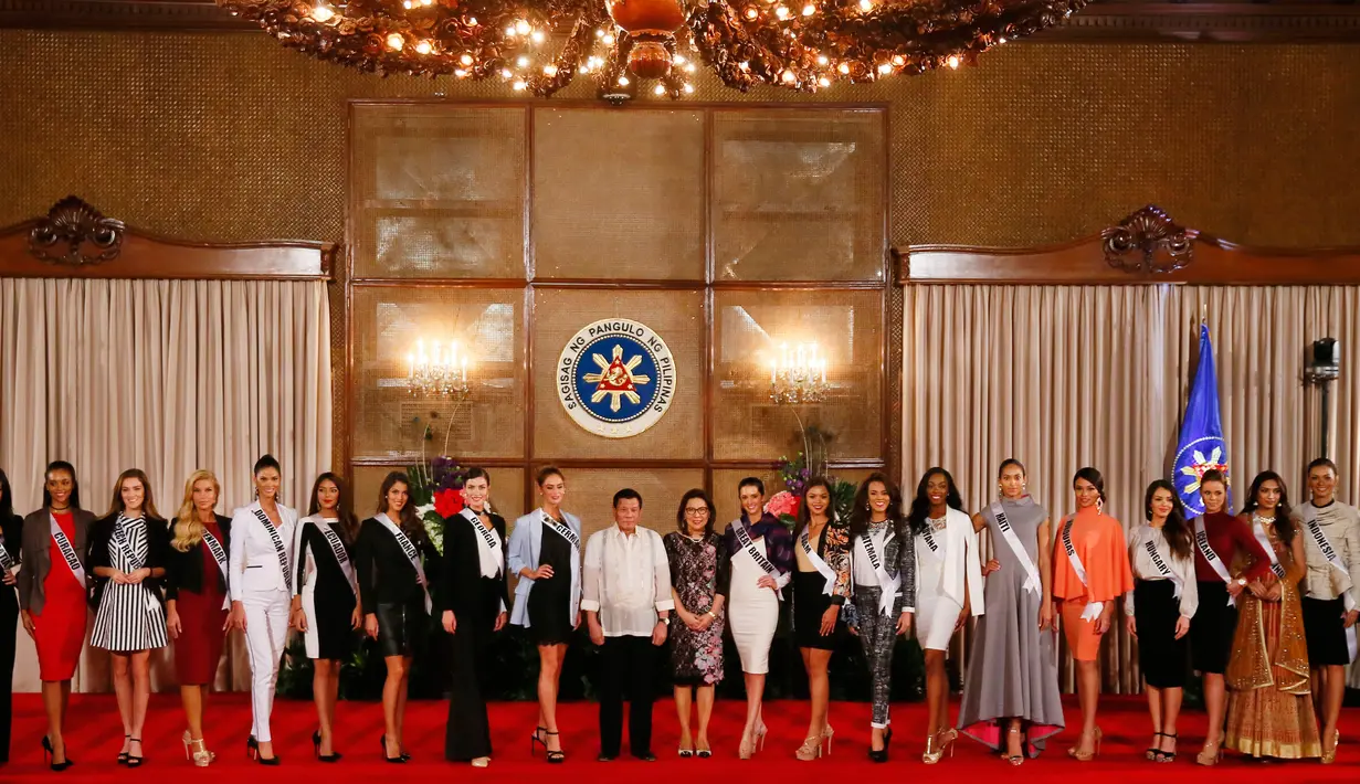 Para kontestan Miss Universe 2016 foto bersama dengan Presiden Filipina, Rodrigo Duterte di Istana Presiden Manila, Filipina (23/1). (AFP Photo/Ted Aljibe)