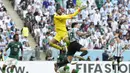 Mohammed Al Owais menjadi salah satu kunci kemenangan mengejutkan Arab Saudi atas Argentina pada matchday pertama Grup C Piala Dunia 2022. Penampilan percaya dirinya di bawah mistar gawang The Falcons membuat frustrasi Messi dan kolega. (AP/Natacha Pisarenko)