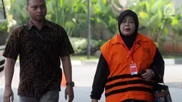 Anggota DPRD Kota Malang Rahayu Sugiarti dikawal petugas bersiap menjalani pemeriksaan tiba di gedung KPK, Jakarta (15/5). (Merdeka.com/Dwi Narwoko)