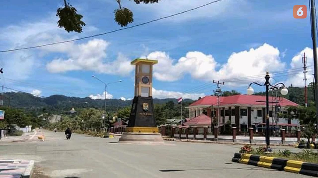 Suasana salah satu jalan utama di Kabupaten Buol