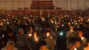 Ribuan warga menyalakan lilin memperingati peristiwa Tiananmen di Hong Kong's Victoria Park, (4/6). Peristiwa ini mengenang tindakan brutal militer Tiongkok kepada mahasiswa yang berdemo di Lapangan Tiananmen, pada 4 Juni 1989. (AP Photo/Kin Cheung)