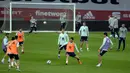 Pelatih Timnas Spanyol, Luis Enrique, memperhatikan pemainnya saat sesi latihan jelang menghadapi Jerman pada laga lanjutan Grup 4 UEFA Nations League di Stadion De La Cartuja, Selasa (17/11/2020). Spanyol akan berhadapan dengan Jerman. (AFP/Cristina Quicler)