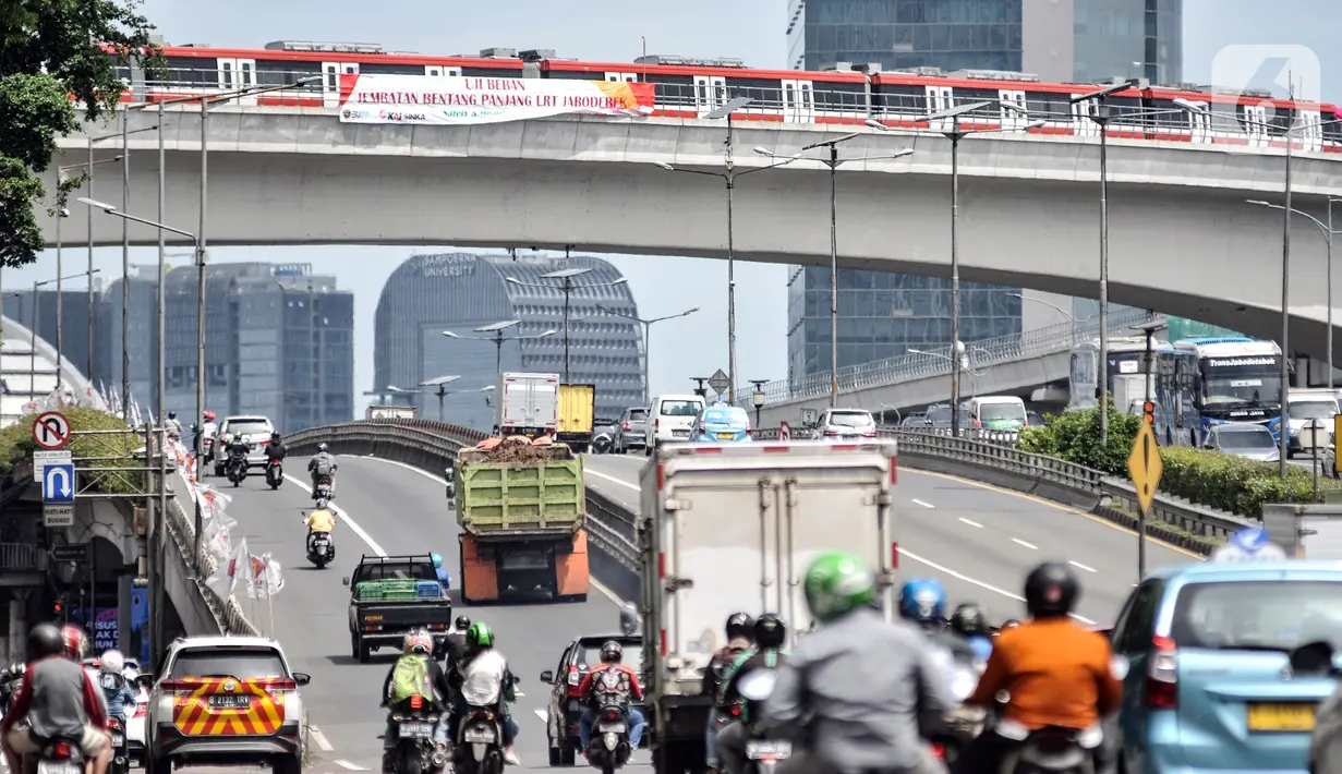 Rangkaian LRT Jabodebek uji beban di Jembatan Bentang Panjang kawasan Kuningan-Jalan Gatot Subroto, Jakarta Selatan, Kamis (24/2/2022). Uji beban untuk memastikan kekuatan dan mendapatkan sertifikat layak fungsi sebelum LRT Jabodebek beroperasi pada Agustus mendatang. (merdeka.com/Iqbal S. Nugroho)