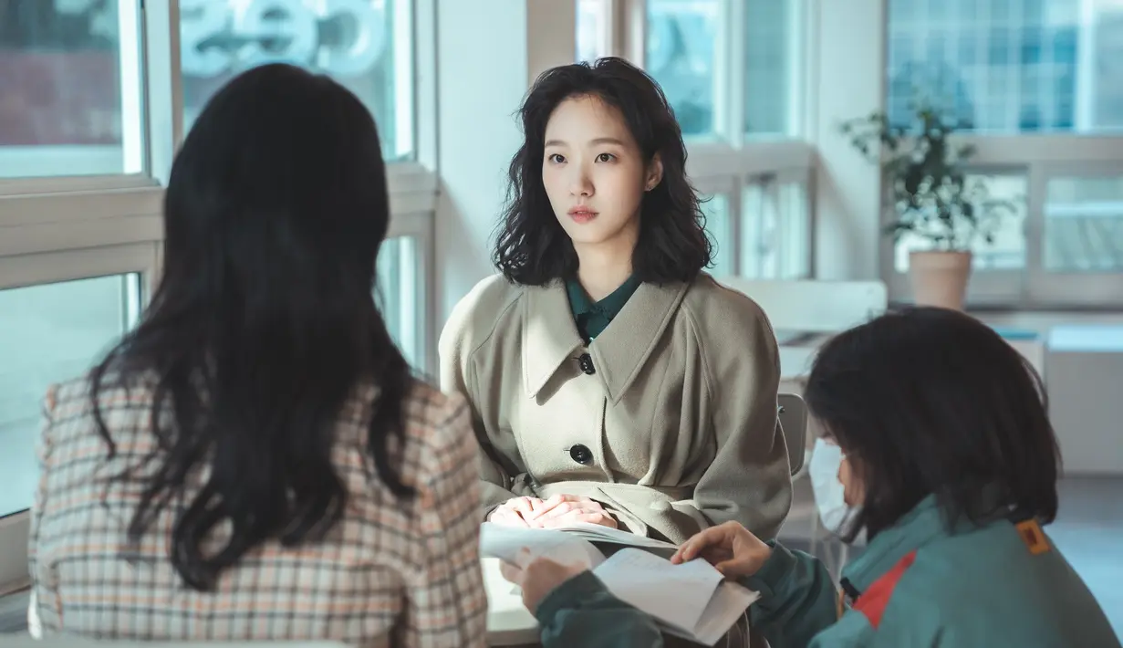 Bicara soal chemistry dengan dua lawan mainnya, Kim Go Eun berkata, “Ketika kami semua berkumpul untuk pertama kalinya di pembacaan naskah, rasanya kami benar-benar bersaudara." (Foto: tvN via Soompi)