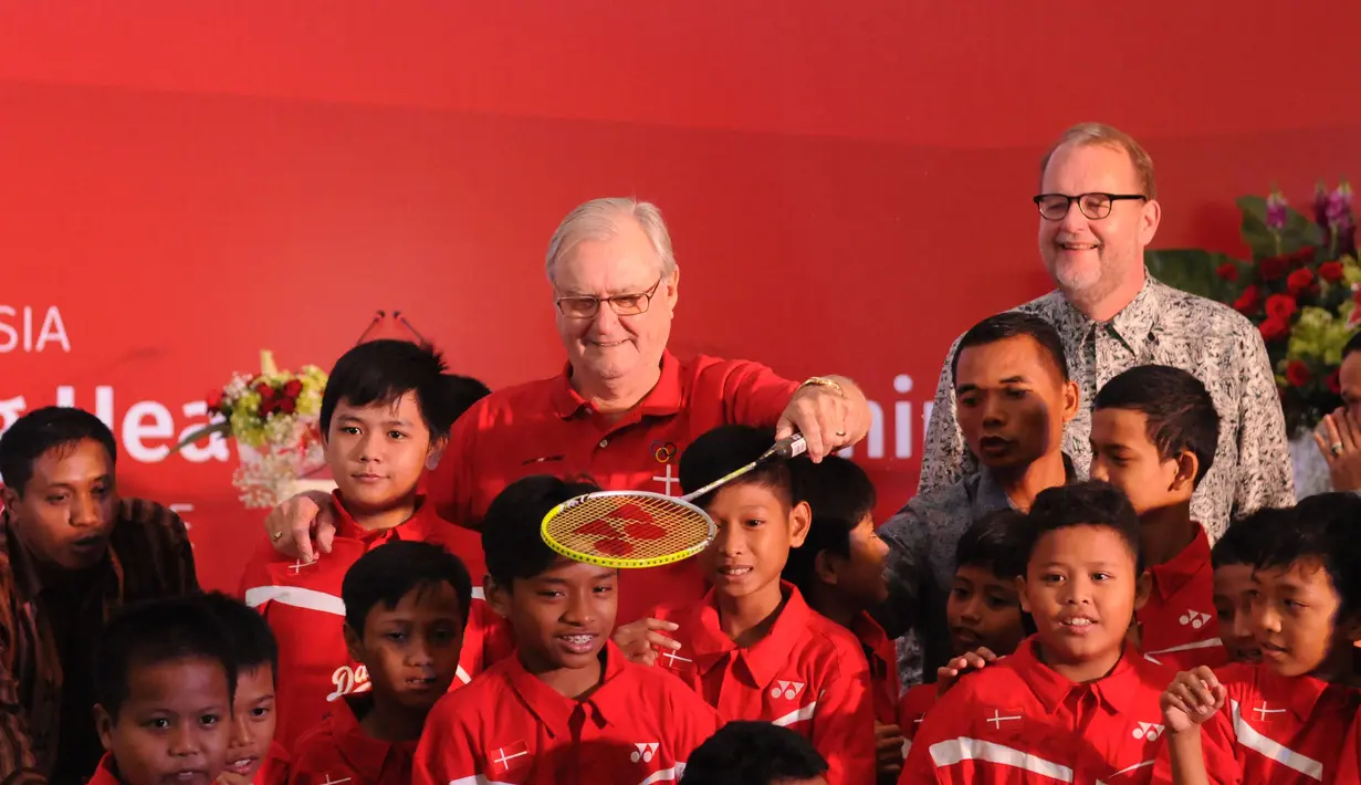 Raja Denmark, Yang Mulia Pangeran Consort bersiap berfoto bersama dengan anak-anak Indonesia di Jakarta, Jumat (23/10/2015). Kegiatan ini rangkaian kunjungan kenegaraan Keluarga Kerajaan Denmark di Indonesia. (Liputan6.com/Helmi Fithriansyah)