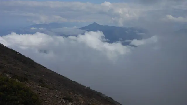 Gunung Ile Wukoh di Flores NTT, terlihat dari lereng Lewotobi. (Dok: https://www.gunungbagging.com/ili-wukoh/)