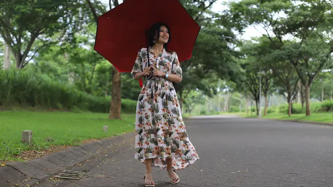 wanita januaria wanita jalan dengan payung