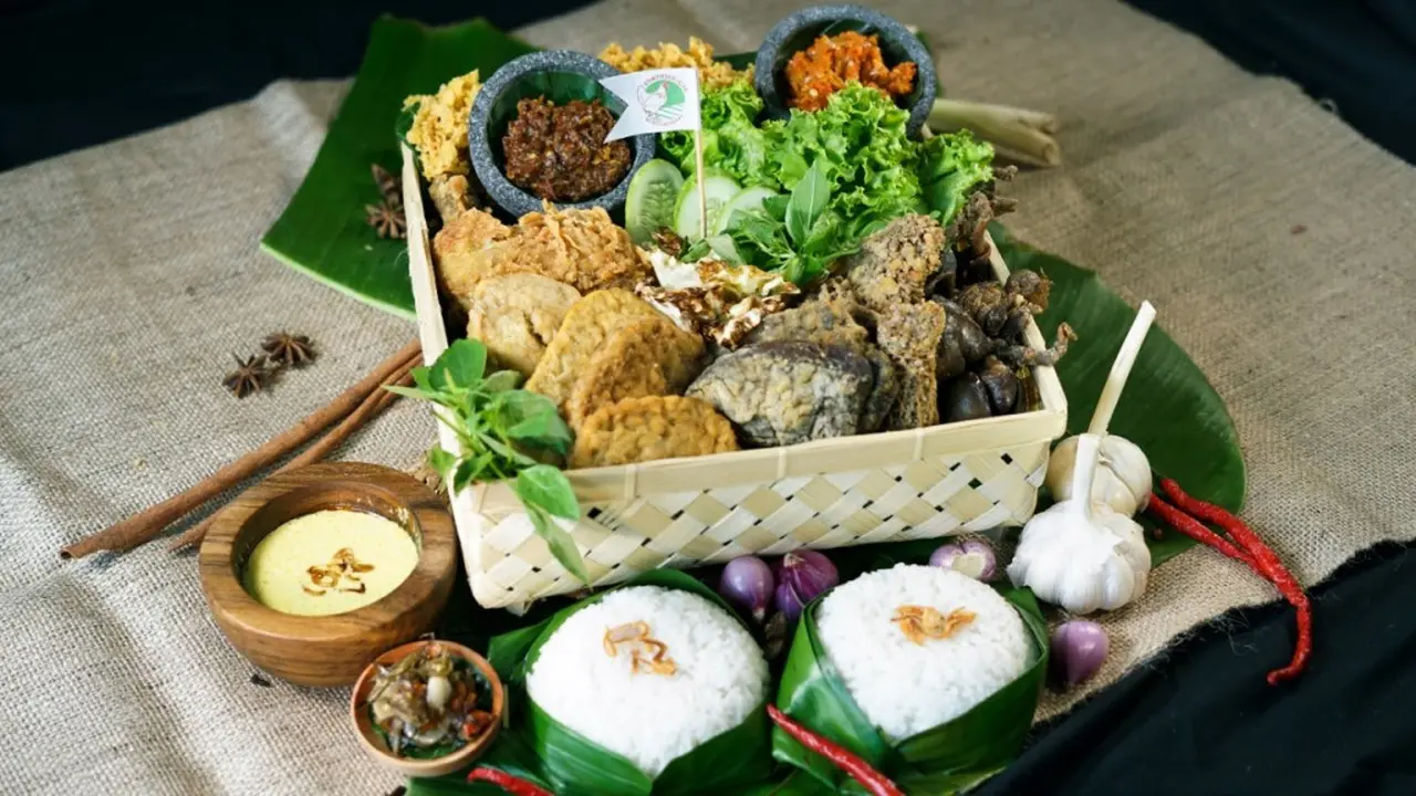 Ayam Pinggir Jalan Spesial Cocolan Kuah Opor dan Aneka Sambal Pedas