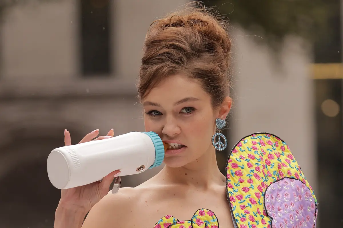 Aksi Gigi Hadid Gigit Botol Bayi di Runway Moschino New York Fashion Week