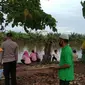 Warga bersama Kepolisian berkumpul di pinggir sungai tempat Hasmila (40) diterkam buaya (Liputan6.com/Abdul Rajab Umar)