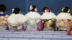 Sejumlah gadis berkumpul mengenakan kimono, pakaian tradisonal Jepang, untuk upacara Coming of Age Day atau Hari Kedewasaan di Tokyo Disneyland, di Urayasu, Senin (13/1/2020). Hari Kedewasaan ini merupakan hari yang penting bagi mereka yang telah menginjak usia 20 tahun. (Kazuhiro NOGI/AFP)