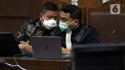 Tommy Sumardi (kiri), terdakwa perantara suap penghapusan nama Djoko Tjandra dari red notice saat menjalani sidang lanjutan di Pengadilan Tipikor, Jakarta, Selasa (24/11/2020). Sidang mendengar keterangan saksi, salah satunya Irjen (Pol) Napoleon Bonaparte. (Liputan6.com/Helmi Fithriansyah)