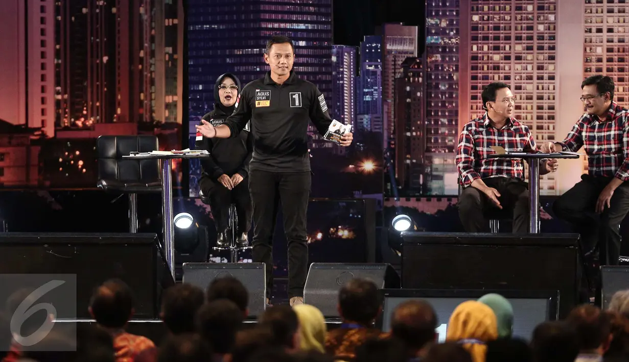 Cagub nomor 1, Agus Harimurti Yudhoyono memaparkan visi misi pada debat perdana Cagub DKI Jakarta di Bidakara, Jakarta, Jumat (13/1). Agus memperlihatkan kepercayaan dirinya menjawab dengan tegas. (Liputan6.com/Faizal Fanani)