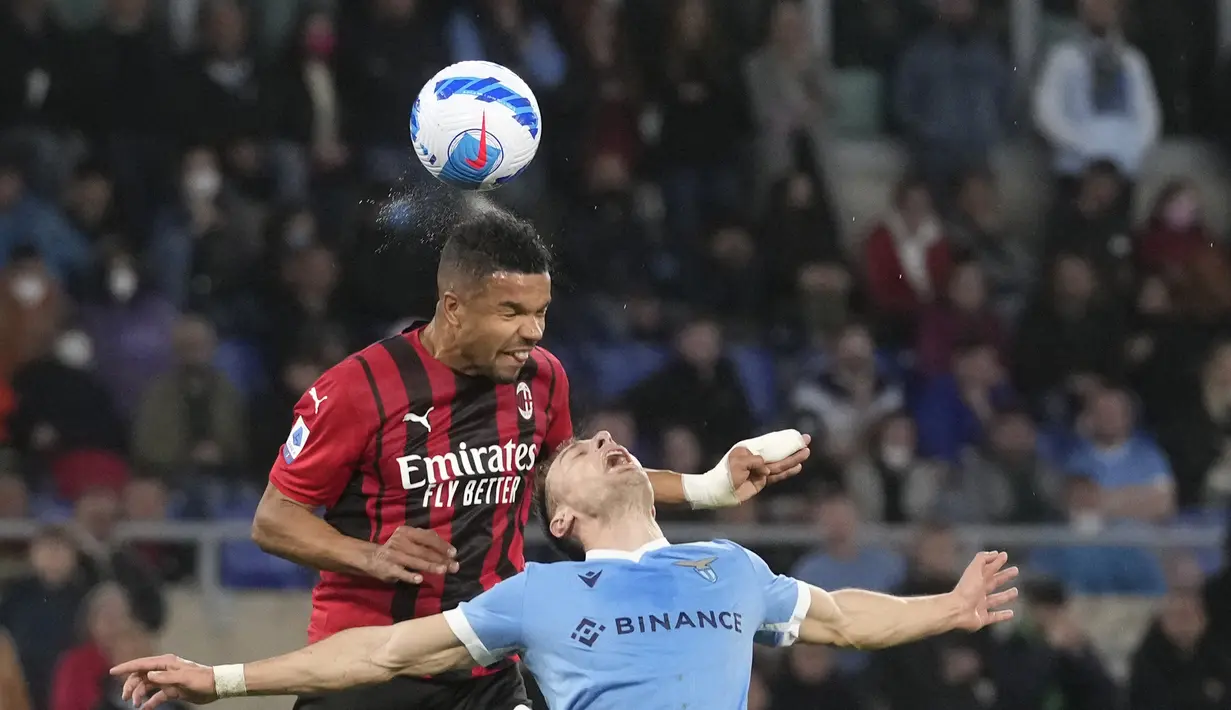 <p>Penyerang AC Milan, Junior Messias berebut bola dengan bek Lazio, Stefan Radu pada pertandingan lanjutan Liga Serie A Italia di Stadion Olimpiade Roma, Italia, Senin (25/4/2022). AC Milan menang tipis atas Lazio 2-1. (AP Photo/Andrew Medichini)</p>