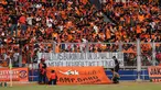 Suporter Persija membentangkan spanduk protes kenaikan harga tiket saat laga Persija melawan Persela di Stadion GBK Jakarta, Minggu (1/3/2015). (Liputan6.com/Helmi Fithriansyah)