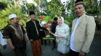 Wali Kota Surabaya Tri Rismaharini menyerahkan hewan kurban saat perayaan Iduladha 2019 (Foto: Liputan6.com/Dian Kurniawan)