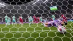 Penjaga gawang China Yan Junling (kanan) melihat bola setelah pemain Qatar Hasan Al Haydos mencetak gol pembuka pada pertandingan sepak bola Grup A Piala Asia antara Qatar dan China di Khalifa International Stadium, Doha, Qatar, Senin (22/1/2024). Qatar menang 1-0. (AP Photo/Thanassis Stavrakis)