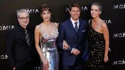 Tom Cruise, Annabelle Wallis, Sofia Boutella, dan sutradara Alex Kurtzman berpose tiba menghadiri pemutaran perdana film "The Mummy" di Madrid, Spanyol (29/5). (AP Photo / Francisco Seco)