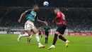 Penyerang AC Milan, Ante Rebic berebut bola dengan bek Venezia, Tyronne Ebuehi pada laga pekan ke-5 Serie A 2021/22 di San Siro, Kamis (23/9/2021) dini hari WIB. AC Milan Milan menaklukkan tamunya Venezia 2-0. (AP Photo/Antonio Calanni)