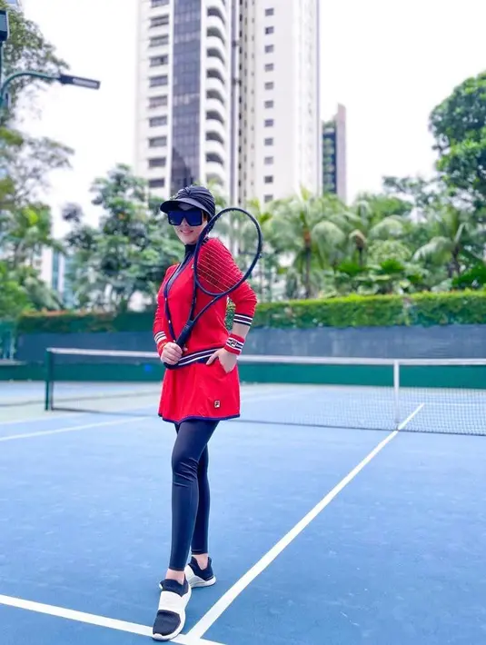 Kali ini, Syahrini mengenakan setelan baju tenis warna merah lengkap dengan kaca mata hitamnya. @princessyahrini.