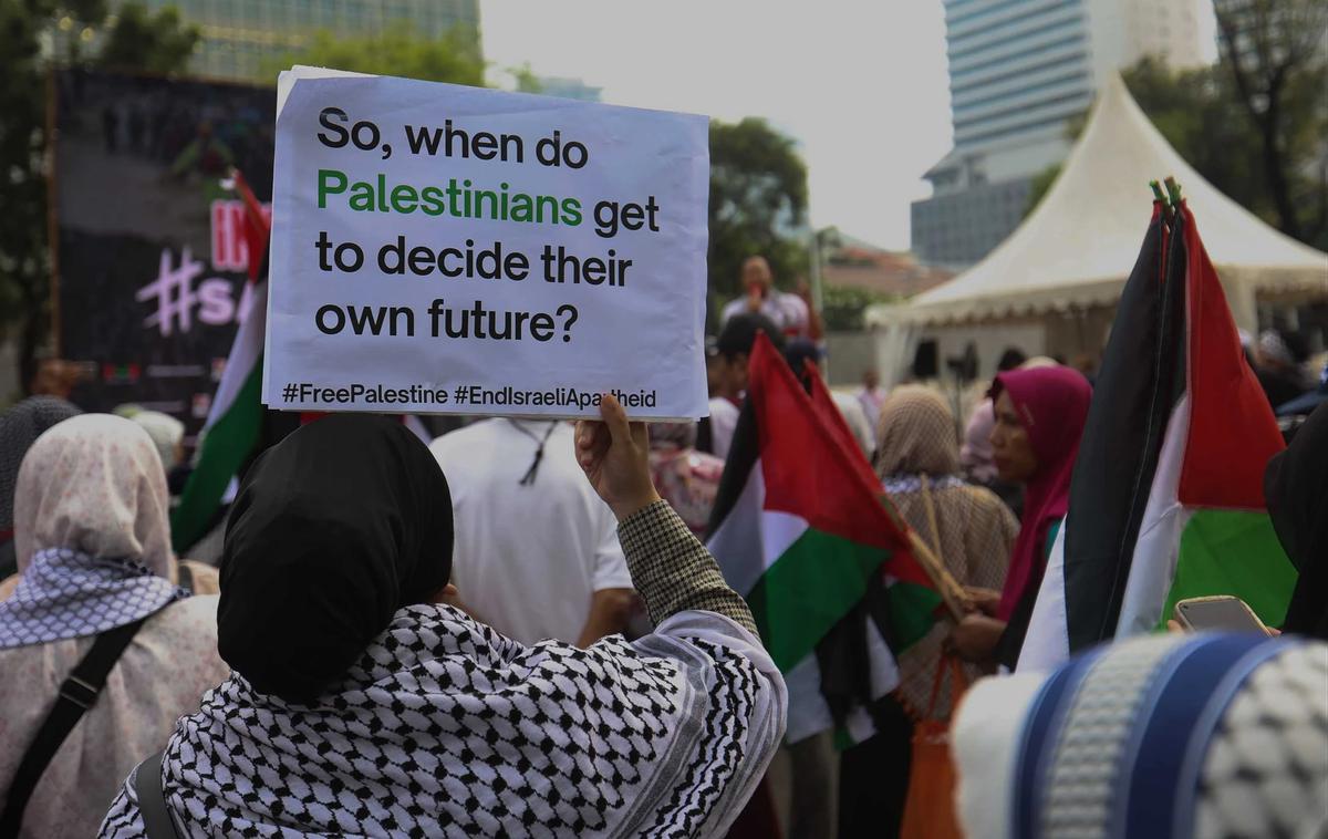 FOTO: Aksi Bela Palestina Warnai Menjelang Reuni 212 di Depan Kedutaan AS