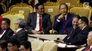 Gubernur DKI Jakarta Djarot Saiful Hidayat bersama Politisi senior Golkar Ginandjar Kartasasmita menghadiri Sidang Tahunan MPR di kompleks Parlemen, Senayan, Jakarta, Rabu (16/8). (Liputan6.com/Johan Tallo)