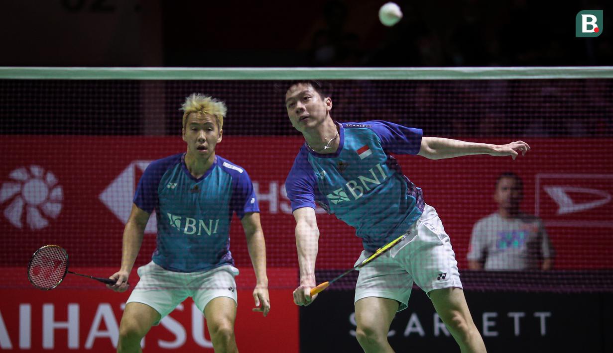 Marcus Fernaldi Gideon sempat memaksakan terus bermain pada game kedua yang membuat penampilannya tak berkembang. Hingga akhirnya dengan pertimbangan cederanya agar tak makin parah, Marcus pun berkonsultasi dengan Kevin Sanjaya untuk mundur pada interval game ketiga saat tertinggal 6-11. (Bola.com/Bagaskara Lazuardi)