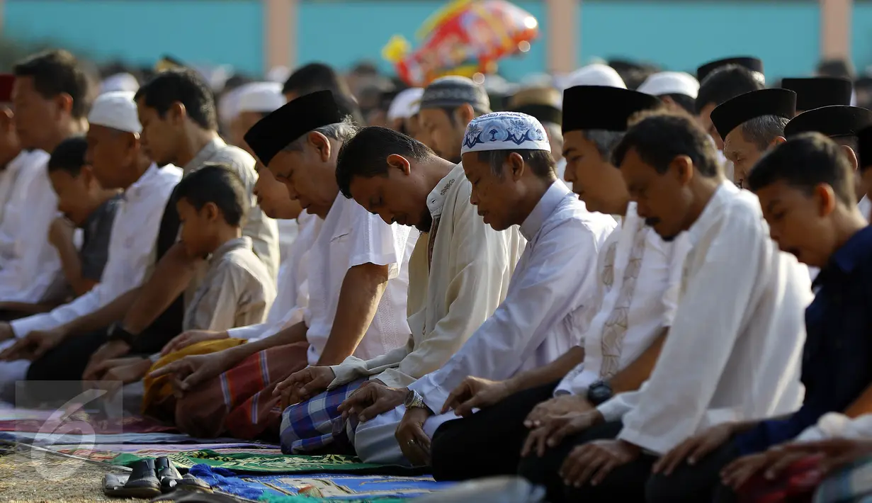 Warga Muhammadiyah di Lenteng Agung menggelar Salat Ied di Lapangan sepak bola Al-Bayyinah, Jakarta, Rabu (23/9/2015). Menurut Muhammadiyah, seringnya perbedaan ini terjadi karena tidak ada ketentuan baku di kalender hijriyah. (Liputan6.com/Yoppy Renato)