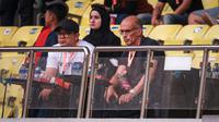 Kandidat pelatih Arema FC, Fernando Valente (kanan) ditemani General Manager Arema FC, Muhammad Yusrinal Fitriandi menyaksikan laga pekan kesembilan BRI Liga 1 2023/2024 di Stadion Patriot Candrabhaga, Bekasi, Minggu (20/08/2023). (Bola.com/Bagaskara Lazuardi)