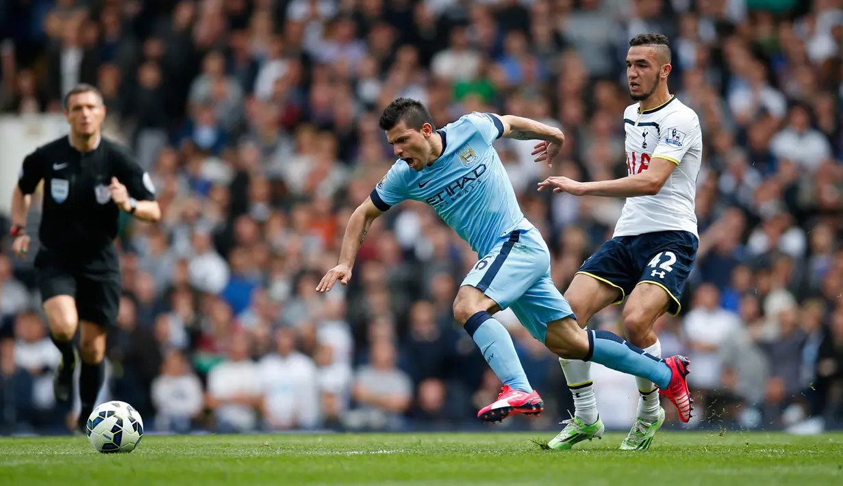 Penyerang Manchester City, Sergio Aguero (tengah) berusaha melewati gelandang Nabil Bentaleb di Laga Liga Premier Inggris di Stadion White Hart Lane, Minggu (3/5/2015). Manchester City menang 1-0 atas Tottenham Hotspur. (Reuters/Andrew Couldridge)