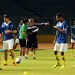 Pelatih ISL All Stars, Stefan Hansson (tengah), memberikan instruksi latihan kepada para pemain ISL All Stars saat berlatih di Stadion GBK Jakarta, (5/8/2014). (Liputan6/Helmi Fithriansyah)